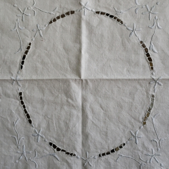 Vintage Handmade TABLECLOTH - Picture 4 of 6